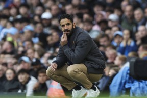 爱游戏中国-国际比赛日亚冠焦点战，曼联调整名单，压力陡增，训练强度明显提升(曼城今天比赛录像回放)